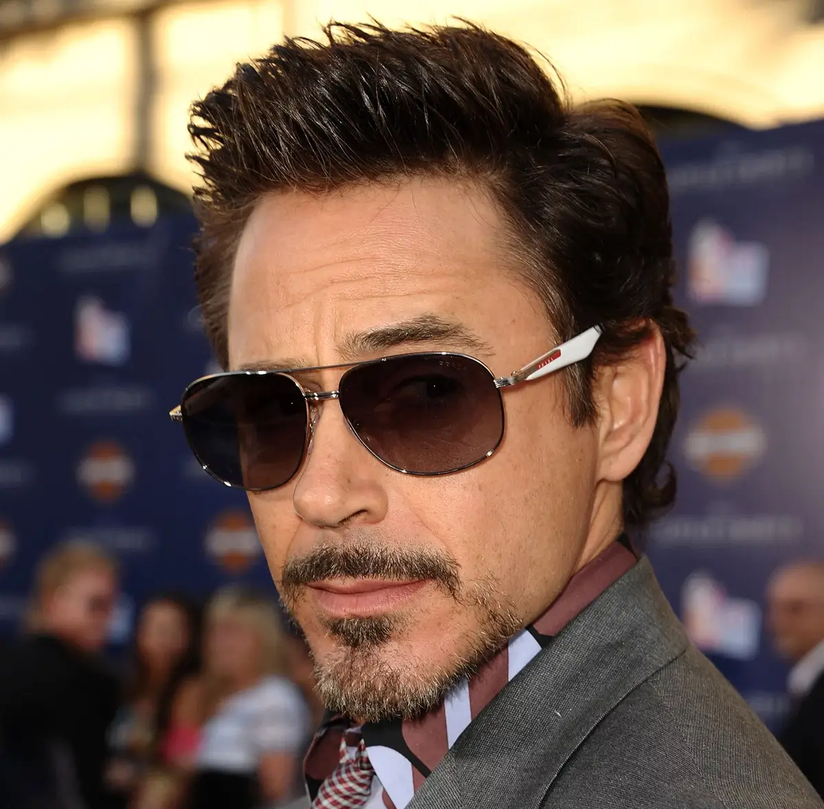 robert downey jr wears aviators that divert attention away from his nose