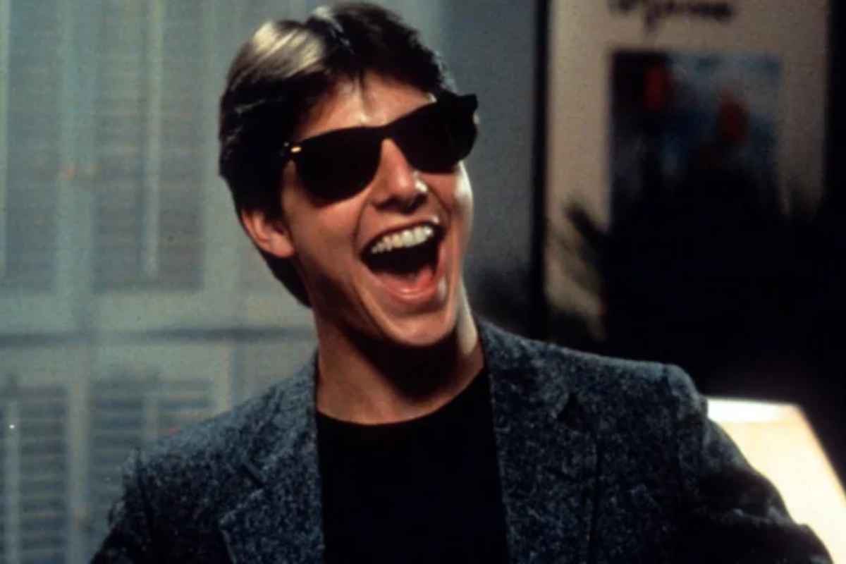 tom cruise wearing a pair of wayfarers in the film risky business