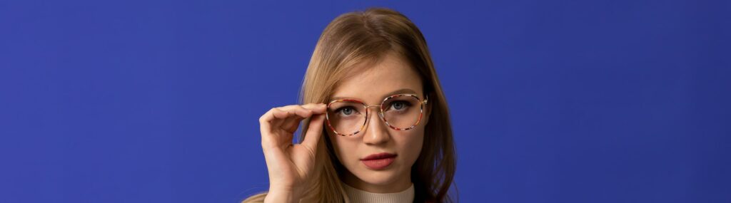 woman wears oversized glasses to make her nose look small