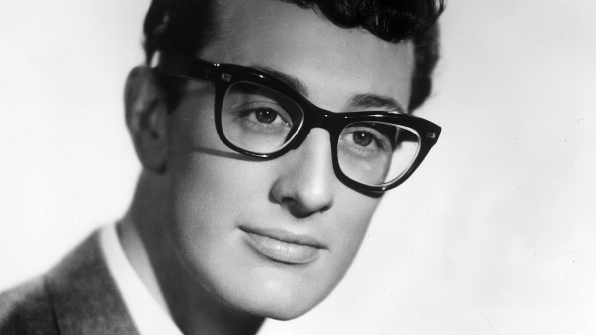 buddy holly wears nerd glasses with black frame