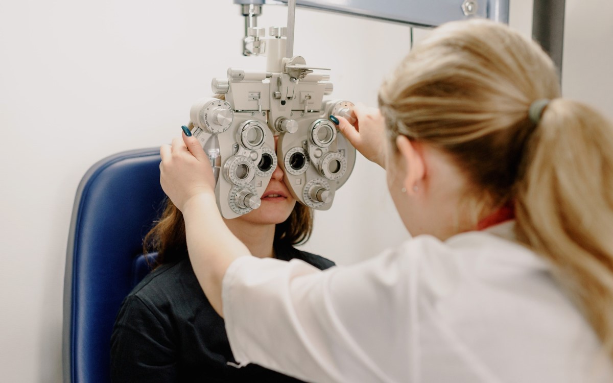 usage of phoropter to correct vision problems