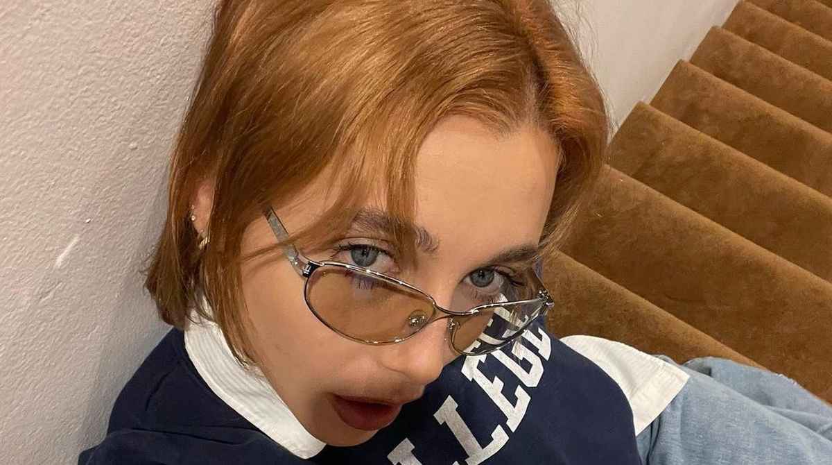 "Emma Chamberlain and other social media stars bringing back the popularity of 90s oval glasses