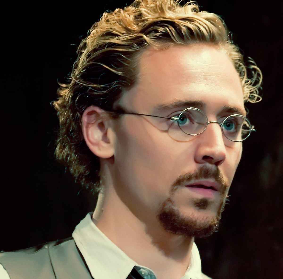 tom hiddleston wears oval wire glasses in ivanov