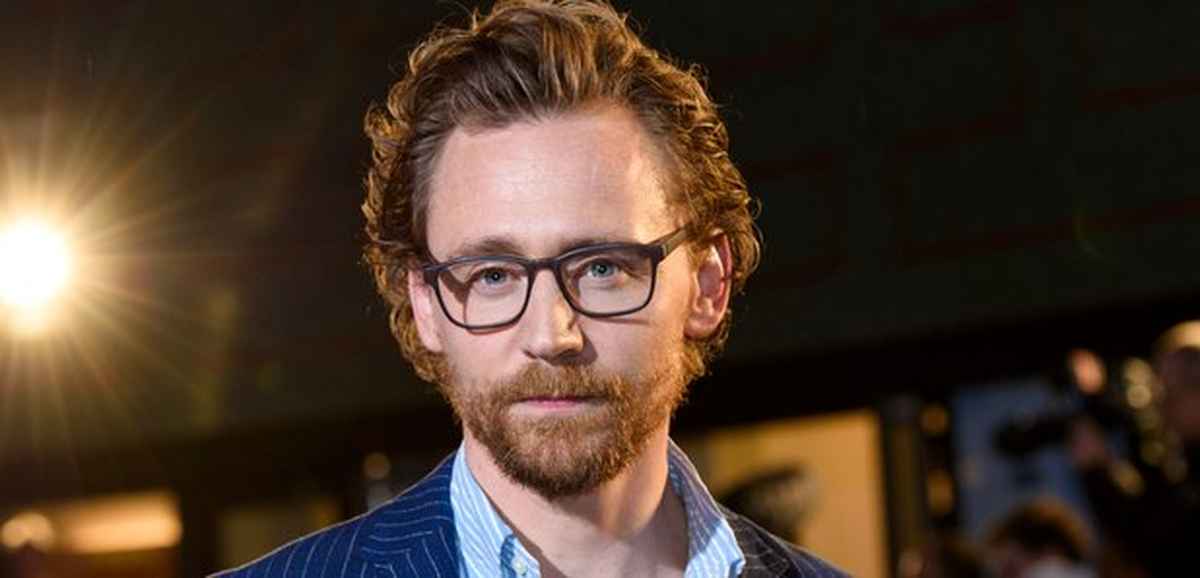 tom hiddleston wears black glasses frame