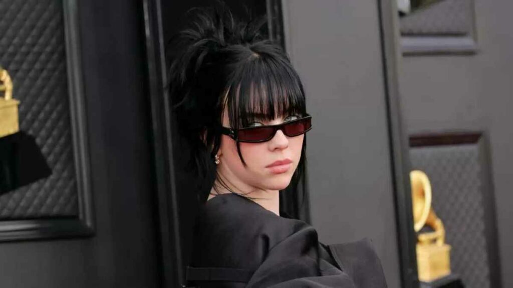 billie eilish wears gucci glasses with rectangle frame