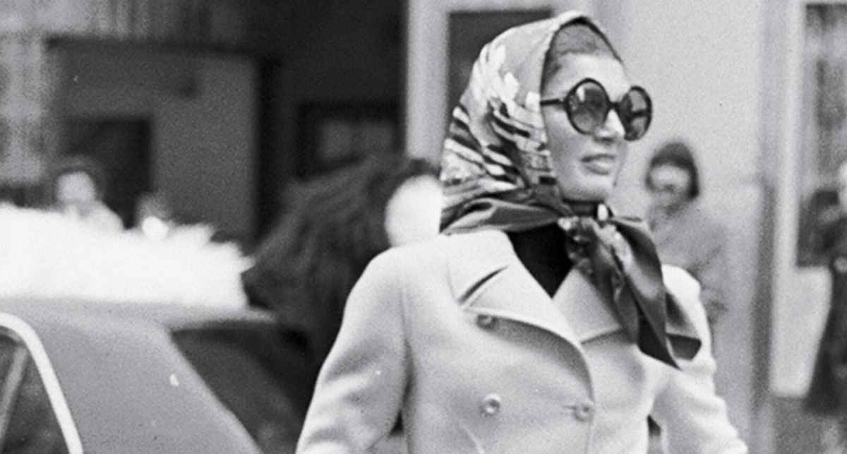 Jackie O wears oversized gucci sunglasses