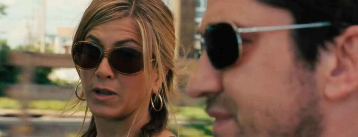 Jennifer Aniston wears oversized oval sunglasses in the Bounty Hunter movie