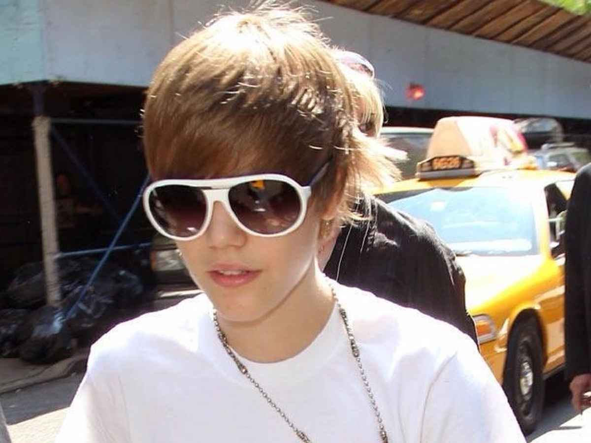 justin bieber wears white sunglasses