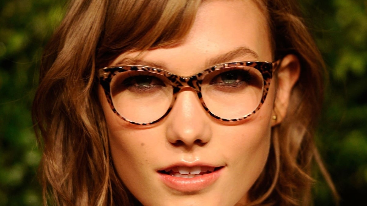karlie kloss wears tortoiseshell glasses