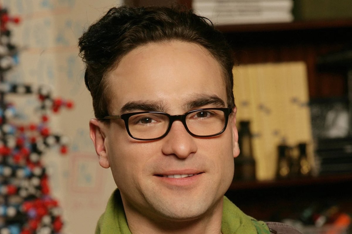 Leonard Hofstadter wears nerd glasses with rectangle frame