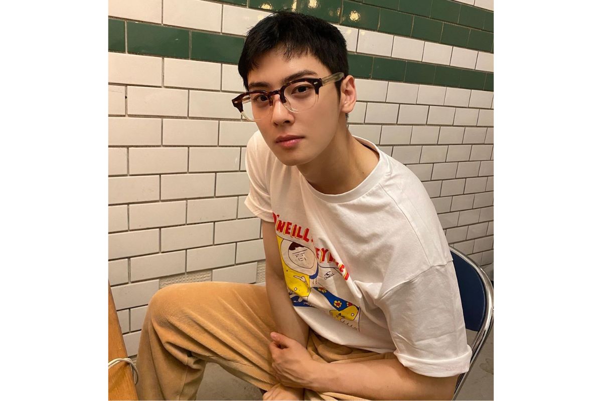 cha eun woo guy wears two tone clear glasses