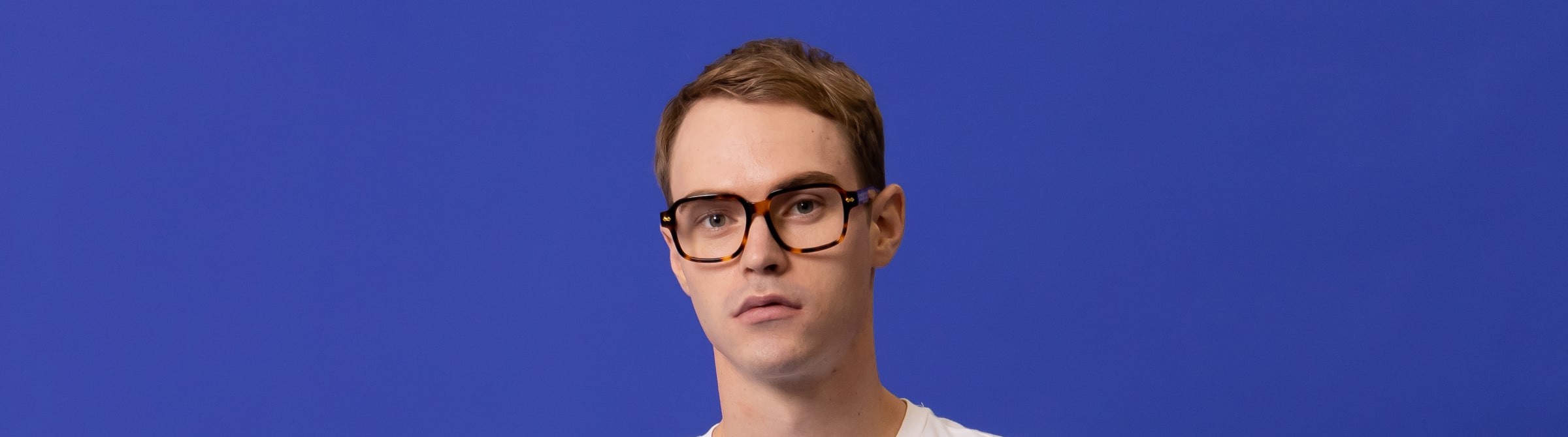 man wears stylish tortoiseshell glasses