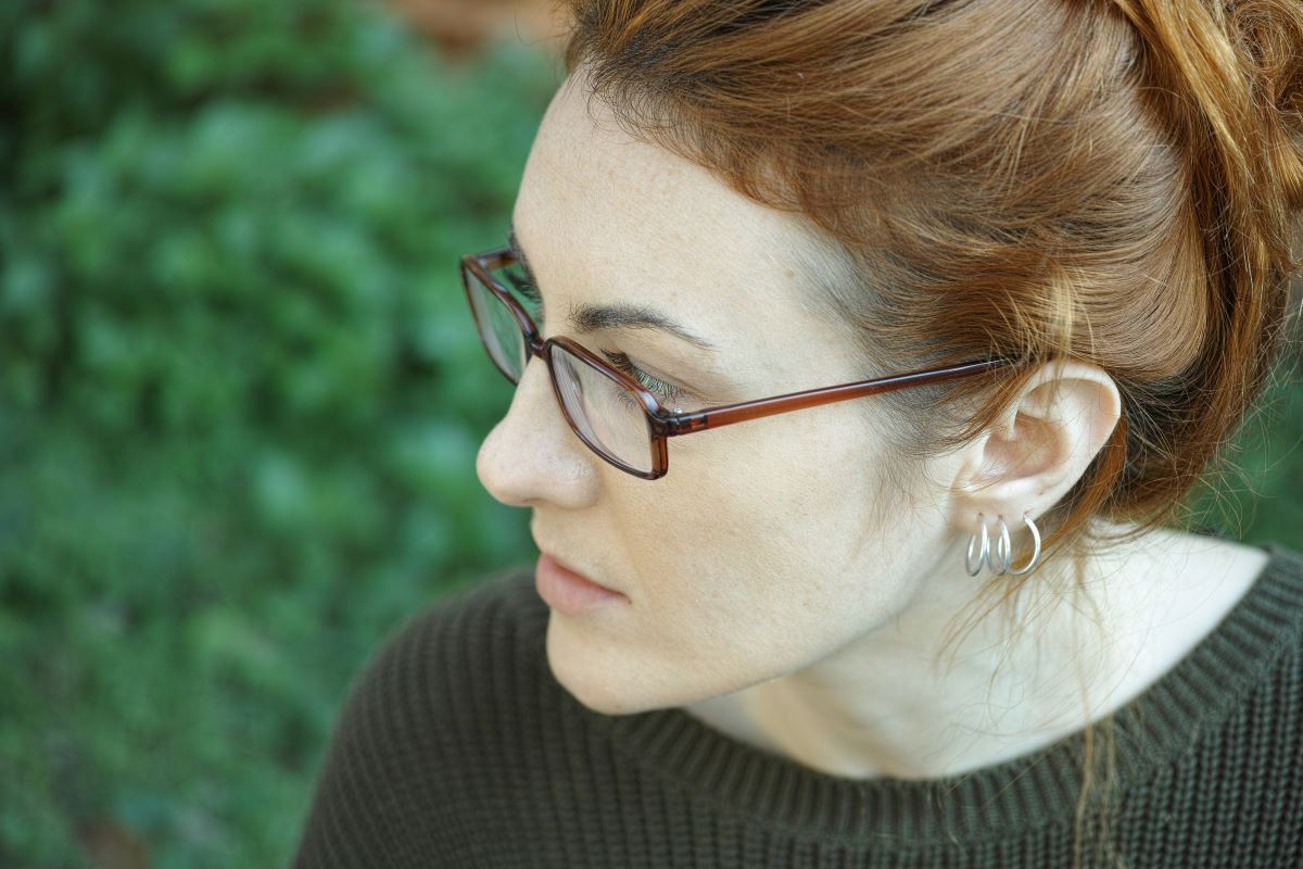 woman wears glasses without nose pads
