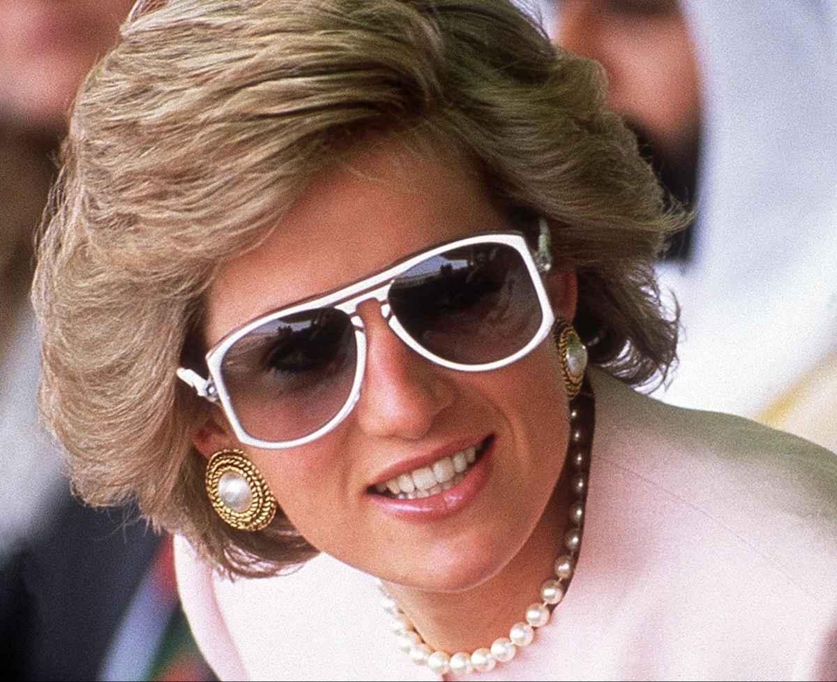 princess diana wears white aviator sunglasses in abu dhabi