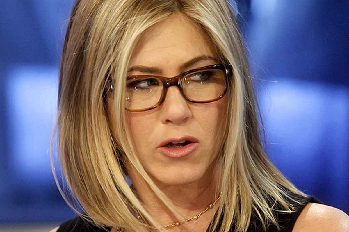jennifer aniston wears rectangle glasses in a spanish tv show