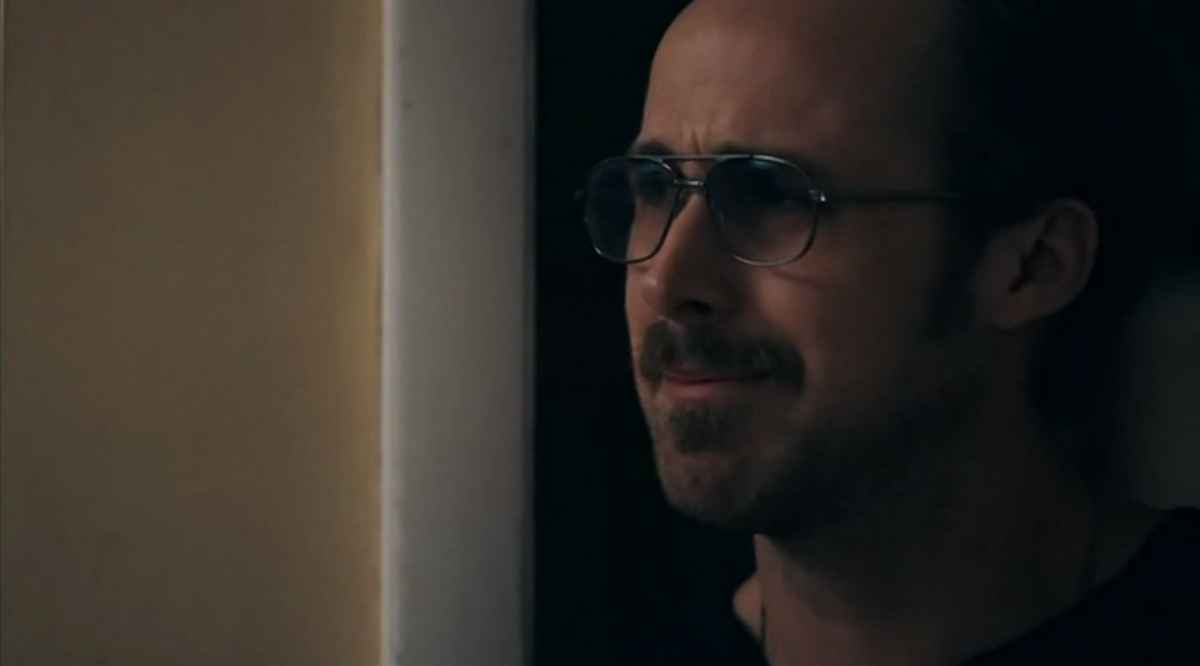 Ryan gosling wears aviator glasses in Blue Valentine