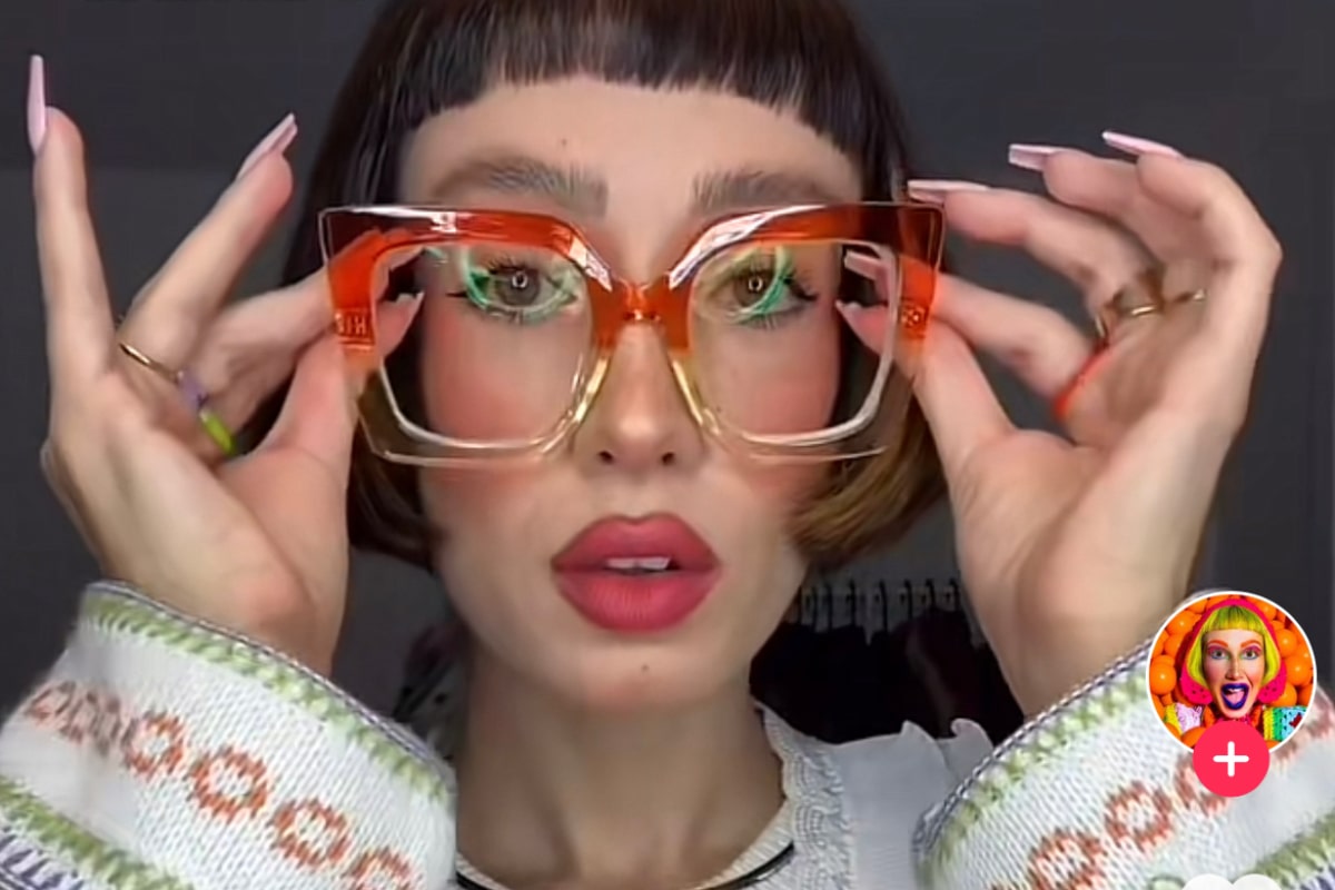 sara camposarcone wears y2k glasses on tiktok