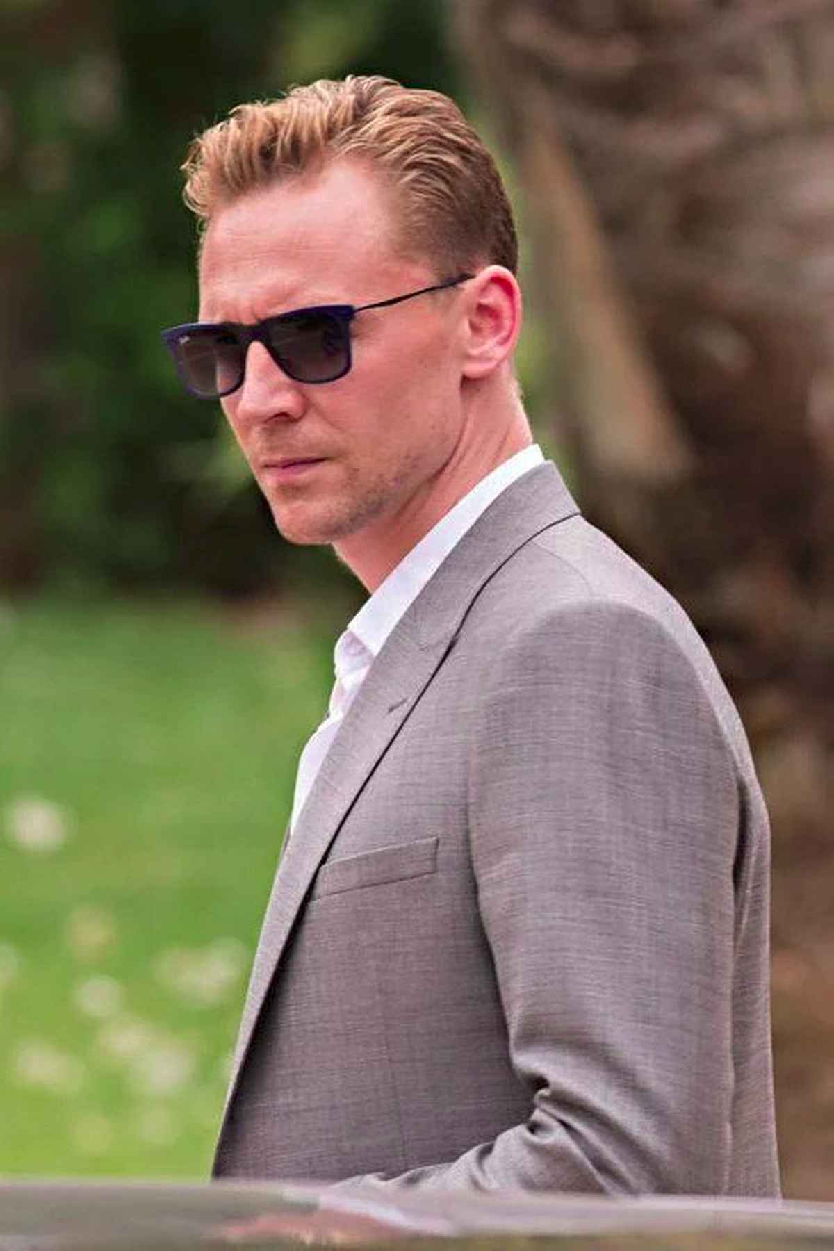 tom hiddleston wears blue rimmed wayfarers sunglasses in the night manager as jonathan pine