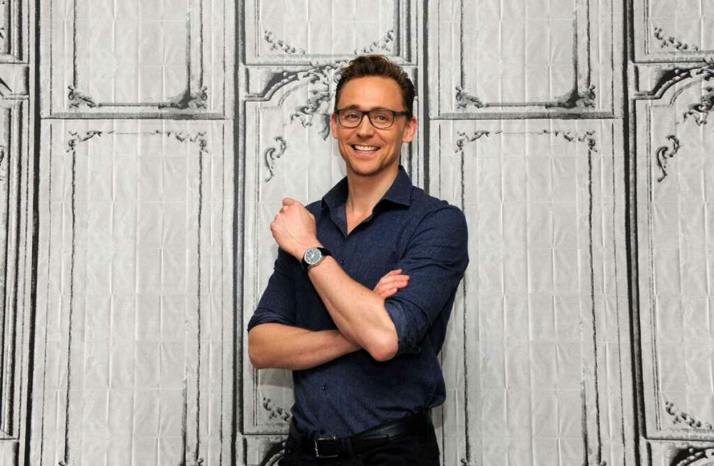 tom hiddleston wears glasses