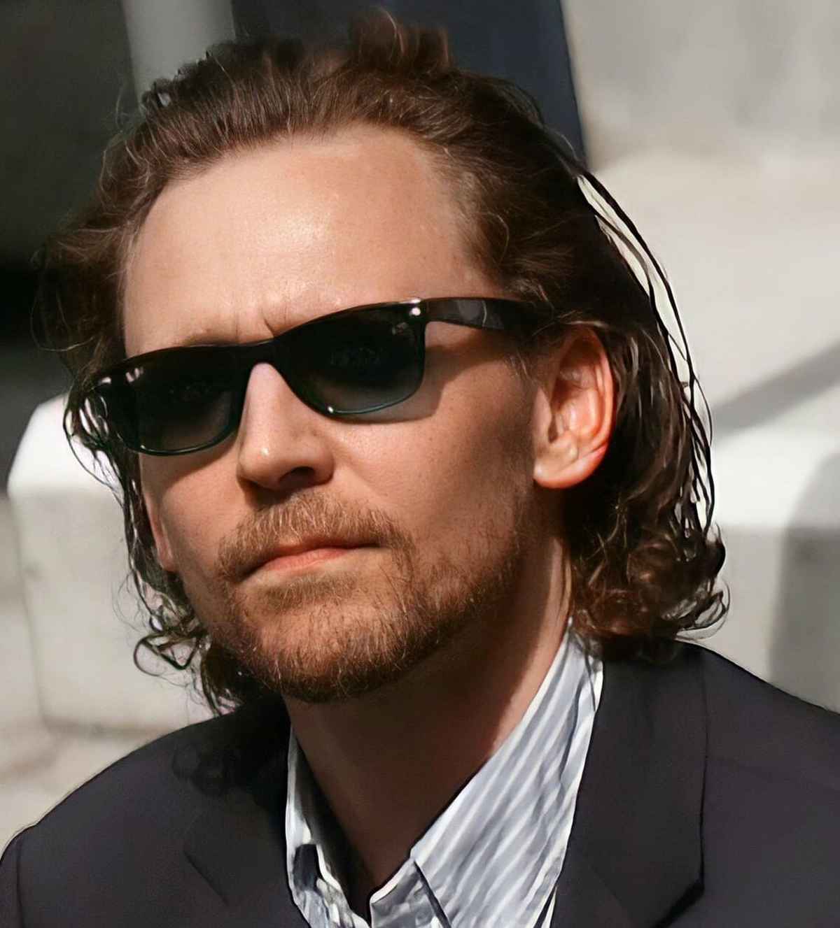 tom hiddleston wears black wayfarers sunglasses in the us open tennis championships