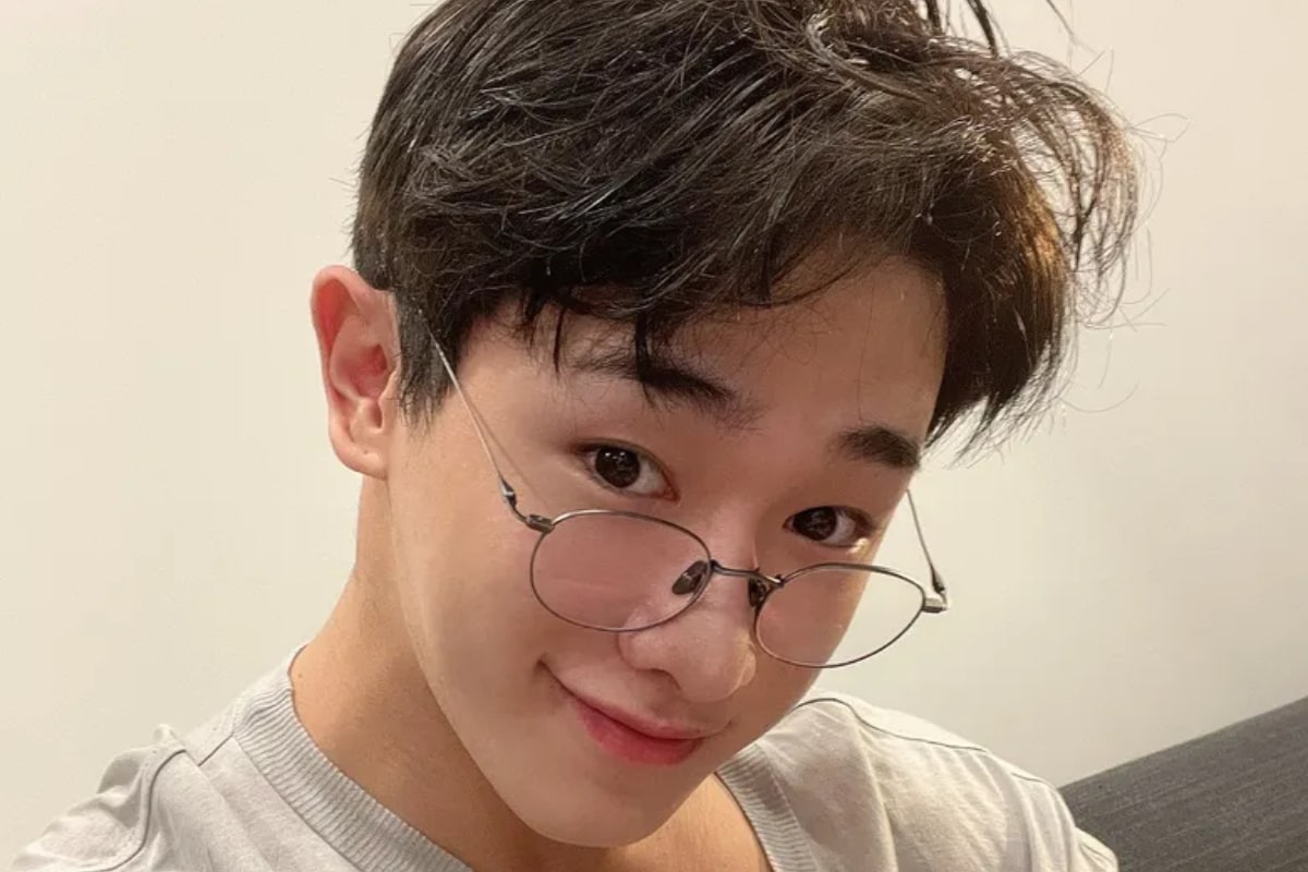 wonho wears wire frame round glasses