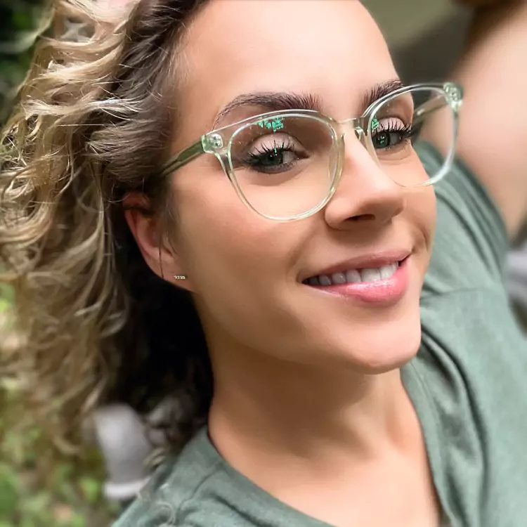 alice thomas wears mint square clear green glasses from mouqy