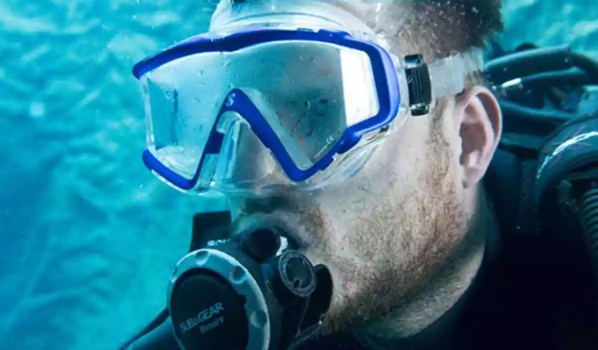 fogged up diving mask underwater