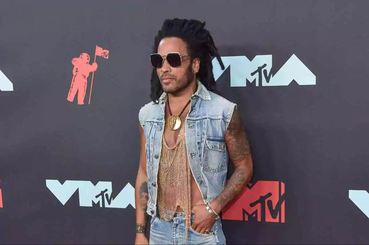 Lenny Kravitz wears square frames adorned with gold accents at the MTV VMAs red carpet