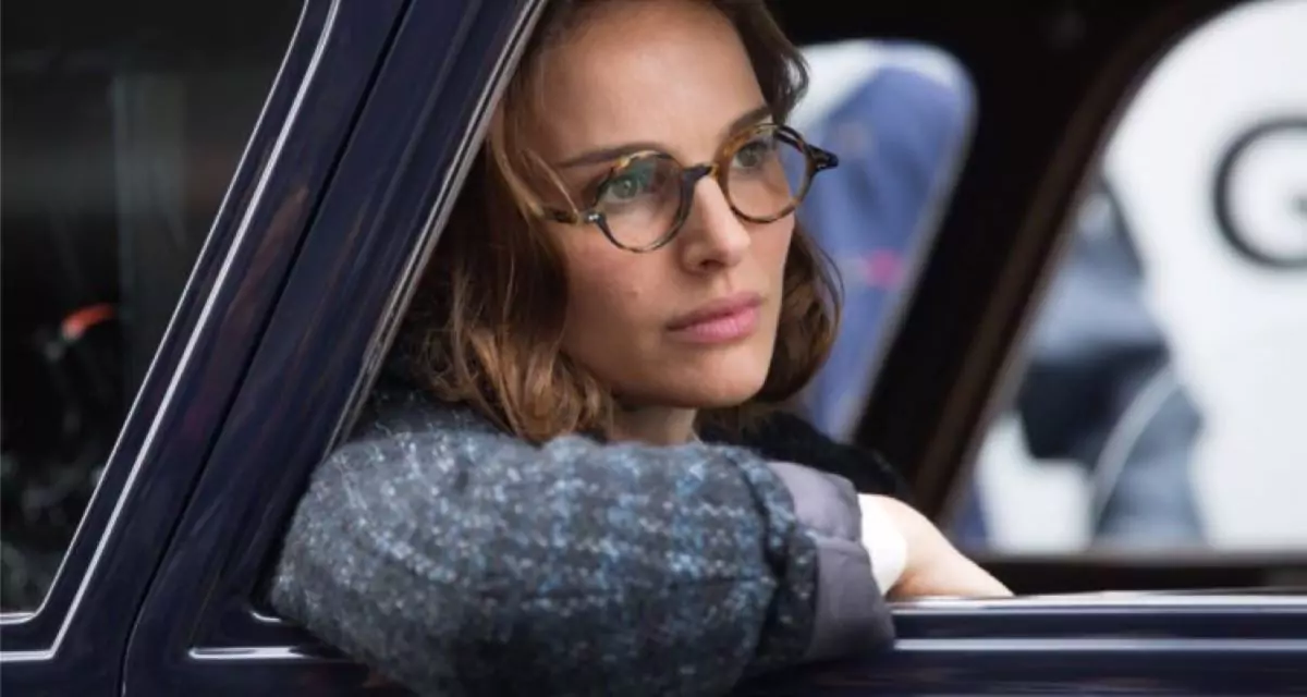 natalie portman wears round tortoise shall glasses that flatter her small face