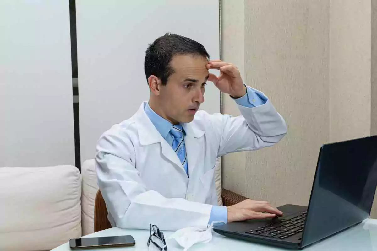 eye doctor conducting a teleoptometry via his laptop