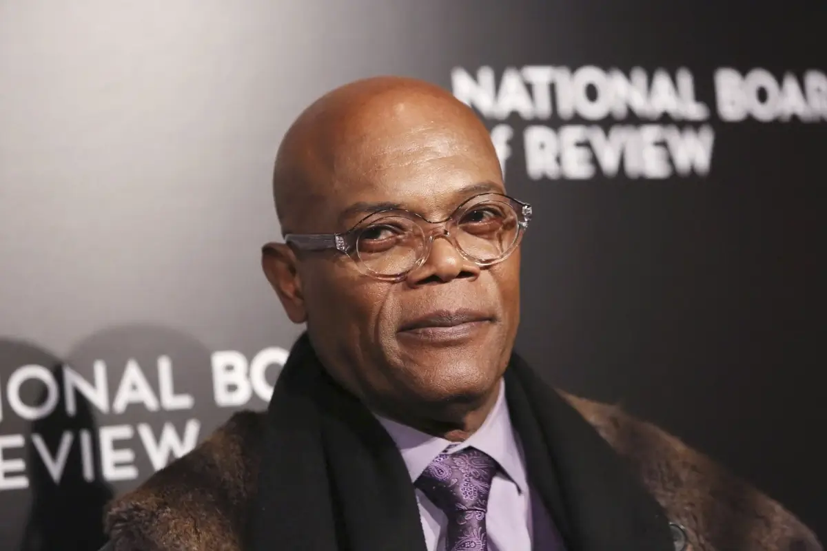 samuel l jackson wears dad glasses with transparent frame