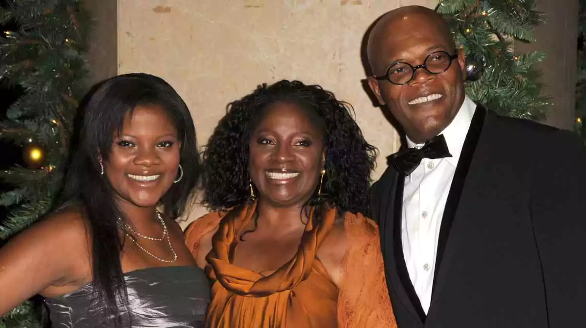 Samuel L Jackson wears round black frames alongside his wife and daughter