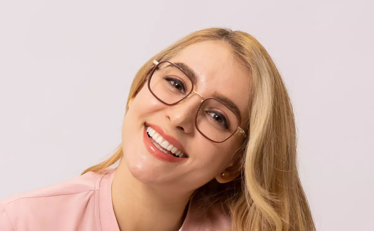 woman wears mouqy glasses